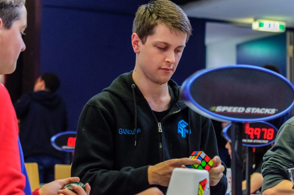 Competidor australiano Feliks Zemdegs, participante do Campeonato Mundial de Cubo Mágico de 2015