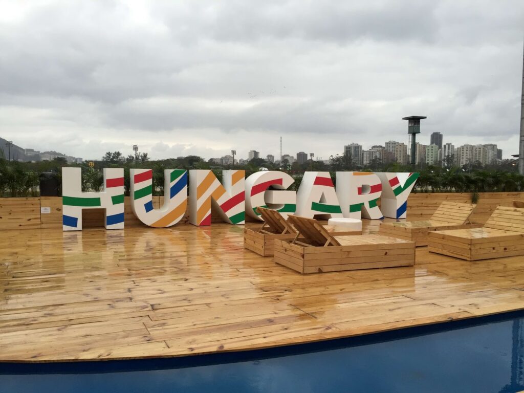 Letreiro presente no jardim da Casa da Hungria, Rio de Janeiro