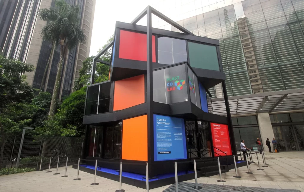 Foto do projeto PlastColab, na Av. Paulista, que tem estrutura gigante de cubo mágico