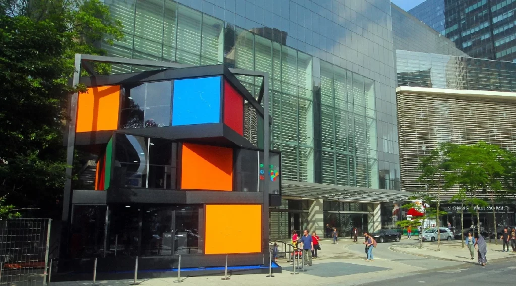 Foto do projeto PlastColab, na Av. Paulista, que tem estrutura gigante de cubo mágico