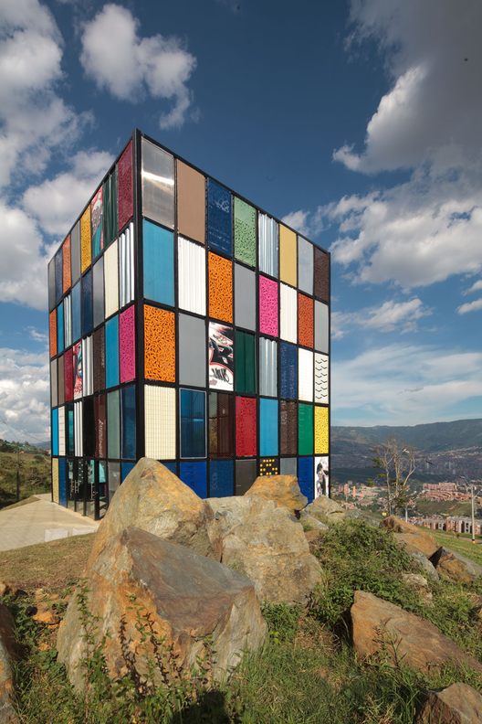 Foto do exterior do pavilhão sustentável em formato de cubo mágico