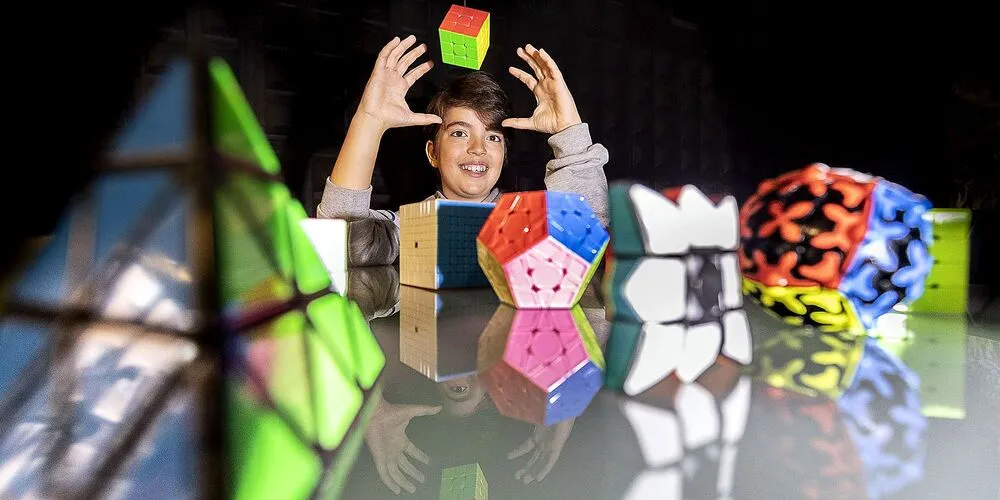 Garotos Intelectuais: Aprenda resolver o Cubo mágico somente com 20  movimentos