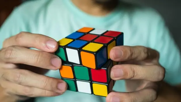 Foto de duas mãos segurando um cubo mágico 3x3x3, que estará presente no Festival ONCUBE Lindóia 2022