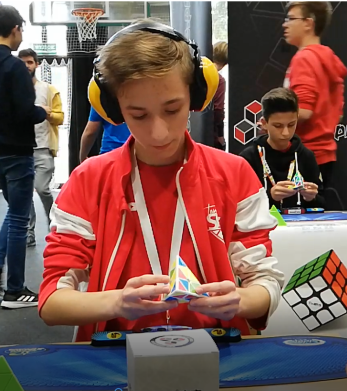 Foto de Dominik Górny, atual recordista do cubo pyraminx