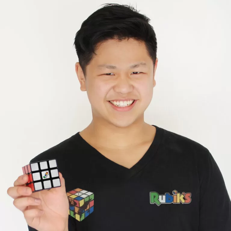 Imagem de Max Park segurando um cubo mágico, um símbolo do autismo