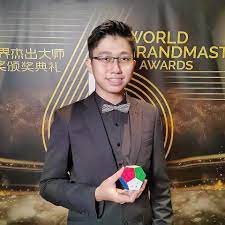 Imagem do Hill Pong Yong Feng, competidor responsável por obter recorde mundial do cubo 5x5x5 vendado