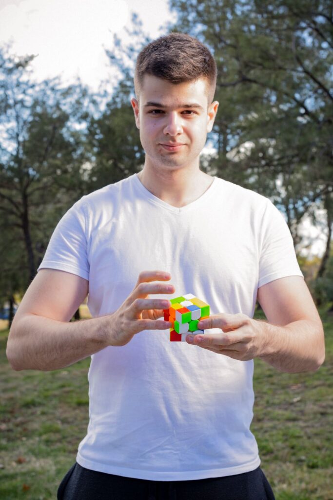 Speedcuber que obteve recorde mundial do cubo 3x3x3 em menos movimentos 