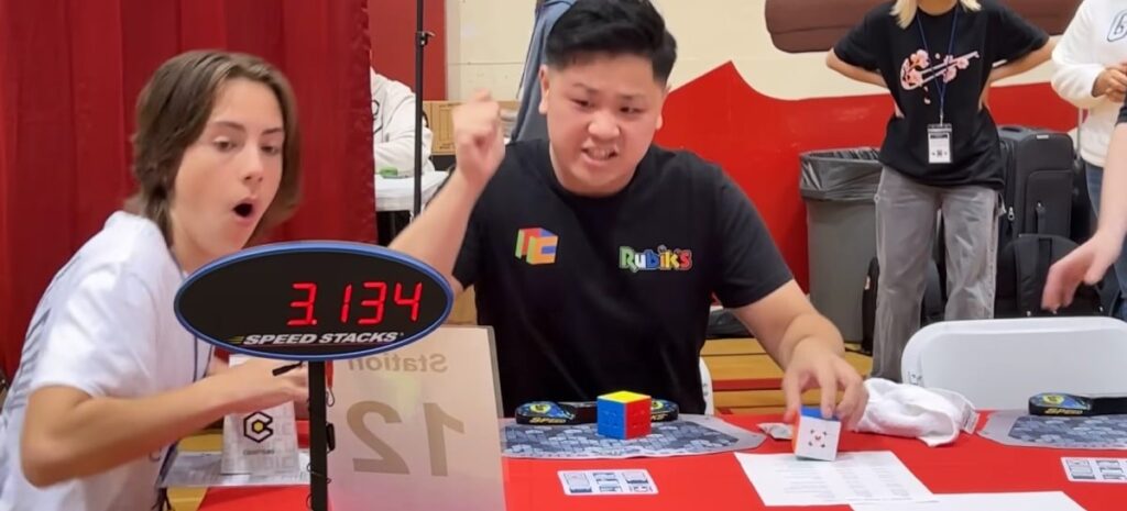 Imagem do speedcuber Max Park batendo recorde mundial do cubo 3x3x3