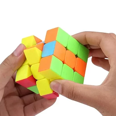 Imagem de uma mão resolvendo o cubo 3x3x3