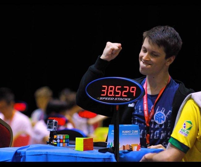 Imagem do competidor feliks zemdegs batendo recorde no cubo 3x3x3, a principal modalidade das competições de dezembro