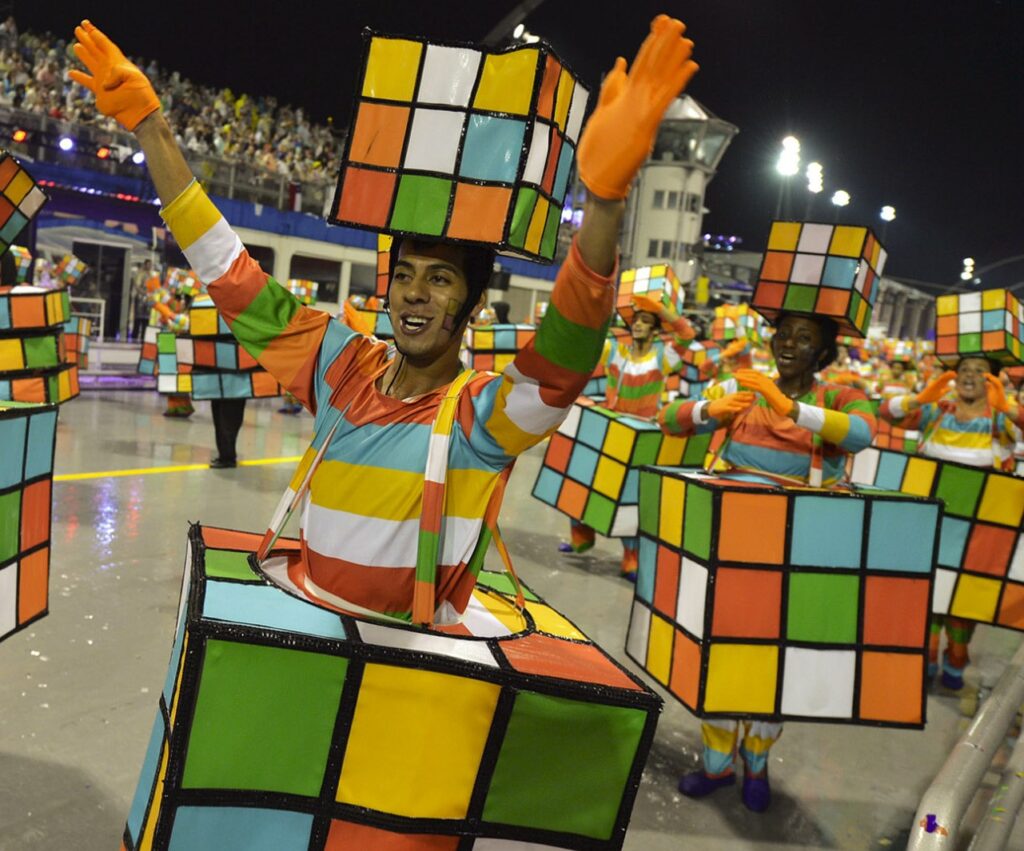 Figurino inspirado no cubo mágico da escola de samba Dragões da Real, no carnaval de 2014